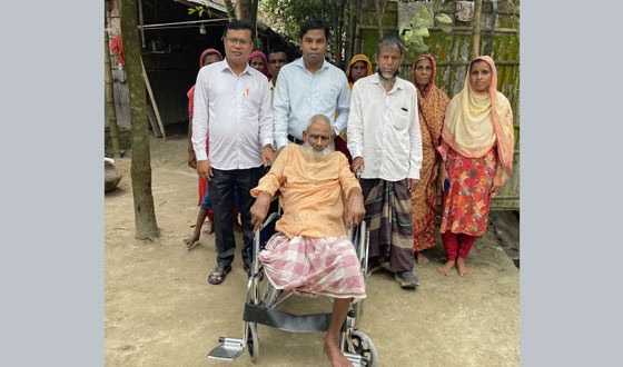খানসামায় অসুস্থ্য মফিজ উদ্দিনকে হুইলচেয়ার বিতরণ