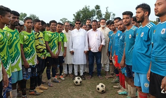 সাপাহারে মরহুম আরাফাত রহমান কোকো স্মৃতি ফুটবল টুর্নামেন্ট অনুষ্ঠিত