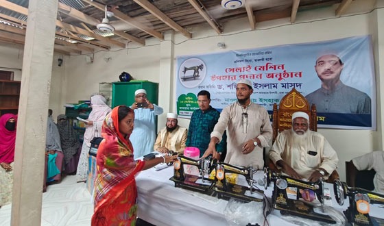 বাউফলের দুস্থ নারীদের মধ্যে সেলাই মেশিন বিতরণ