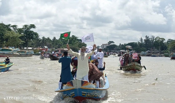 পিরোজপুরে জামায়াত প্রার্থী শামীম সাঈদীর নৌযানে গণসংযোগ