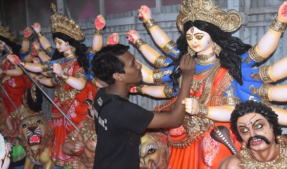চট্টগ্রাম নগরীতে শেষ সময়ে ব্যস্ত মৃৎ শিল্পীরা
