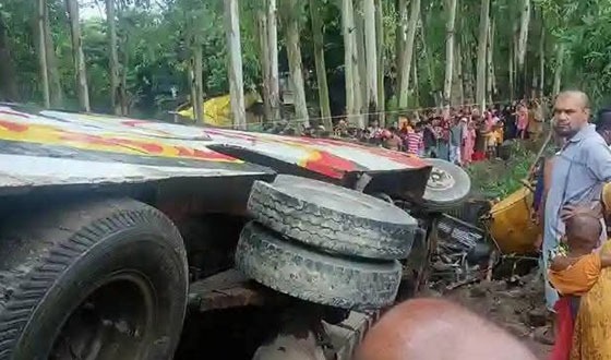 সীতাকুণ্ডে বাস উল্টে প্রাণ গেল সড়কের পাশে থাকা যুবকের