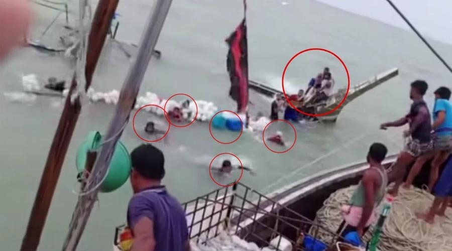 বঙ্গোপসাগরে জলদস্যুদের ধাওয়ায় ট্রলারডুবি, প্রাণে বাঁচলেন ১৮ জেলে