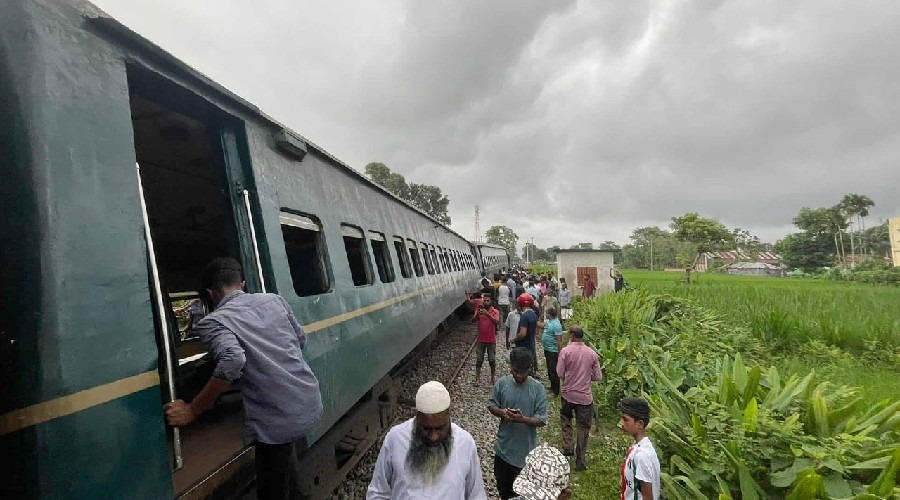 রংপুরে পদ্মরাগ কমিউটার ট্রেন লাইনচ্যুত, বন্ধ রেল চলাচল