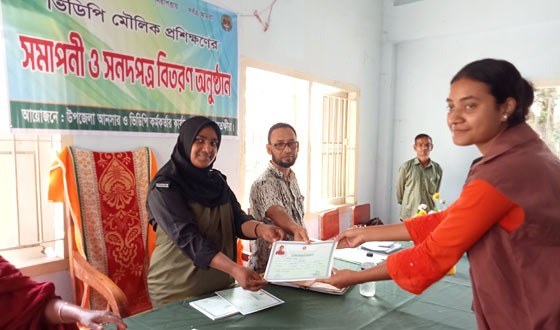 কলারোয়ায় আনসার ভিডিপির গ্রাম ভিত্তিক প্রশিক্ষণার্থীর সনদ বিতরণ