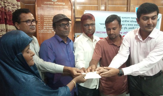 মেলান্দহ দু:স্থ মহিলাদের সঞ্চয়ের টাকা বিতরণ
