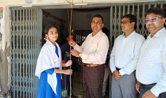 বাউফলে শিক্ষার্থীদের মাঝে  ফলজ ও বনজ গাছের চারা বিতরণ