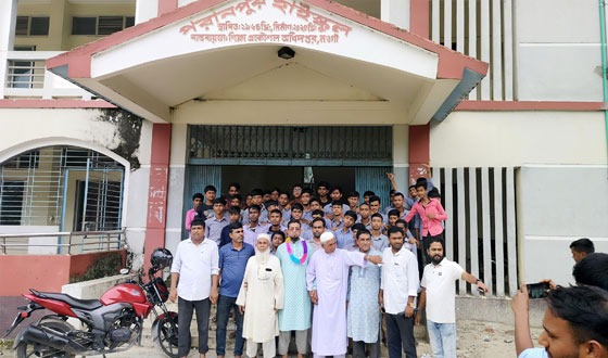 বিদ্যালয়ে ফিরলেন মান্দার পরানপুর উচ্চবিদ্যালয়ের প্রধান শিক্ষক