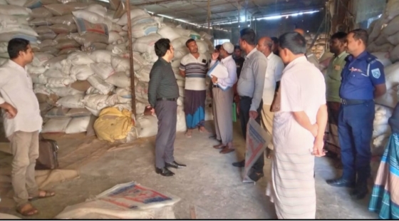 ভূরুঙ্গামারীতে পলিথিন মোড়ক ব্যবহার করায় দুই প্রতিষ্ঠানকে জরিমানা