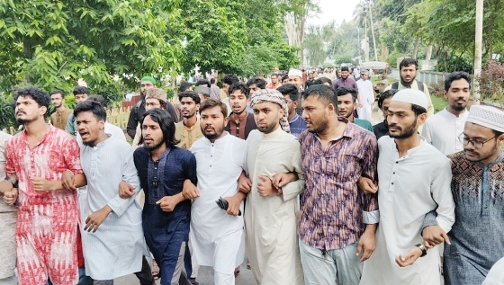 পোষ্য কোটা পুনর্বহালের প্রতিবাদে রাবি শিক্ষার্থীদের বিক্ষোভ