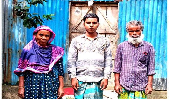 শিকল বন্দী হয়ে জীবনযাপন করছে মানসিক ভারসাম্য হীন আকাশ
