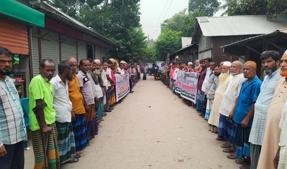 সাটুরিয়ায় ব্রীজের মুখে মাটি ভরাটের প্রতিবাদে কৃষকদের মানববন্ধন
