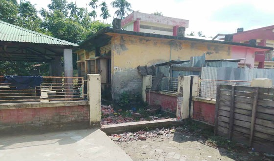 ইন্দুরকানীতে প্রাথমিক বিদ্যালয়ের সীমানা প্রাচীর ভেঙ্গে ফেলেছে দুর্বৃত্তরা