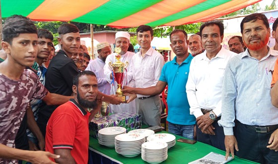 কয়রায় ক্রীড়া প্রতিযোগিতায় বিজয়ীদের মাঝে পুরুষ্কার বিতরন