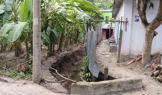 চাটমোহরে সরকারি রাস্তা ও ক্যানেল দখল করে স্থাপনা নির্মাণ