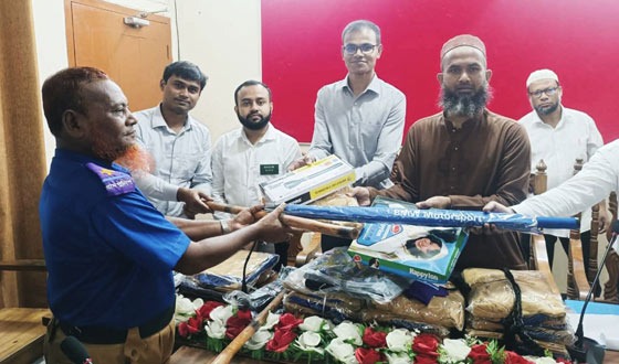 বাবুগঞ্জে গ্রাম পুলিশদের মাঝে সুরক্ষা সামগ্রী বিতরণ