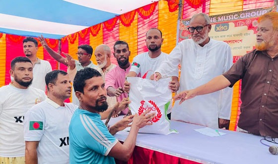 সেনবাগে দুস্থ পরিবারের মাঝে খাদ্যসামগ্রী বিতরণ