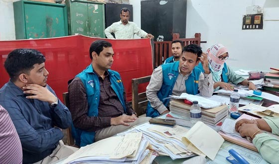 রাণীশংকৈলে দূদকের অভিযান সাব রেজিস্টার অফিসে