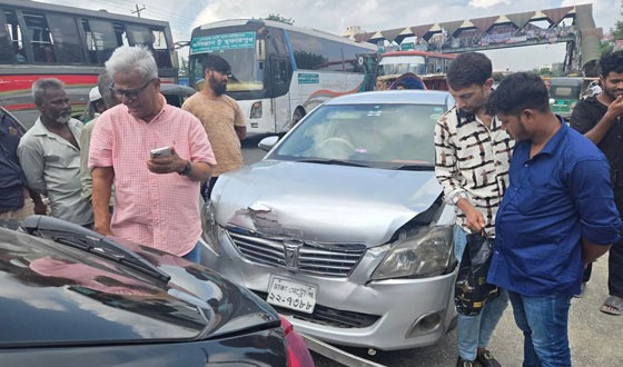জয়নুল আবদিন ফারুকের গাড়ি সড়ক দুর্ঘটনায় পতিত
