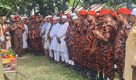 অগ্নিদগ্ধ ফায়ার ফাইটার নুরুল হুদাকে গফরগাঁওয়ে রাষ্ট্রীয় মর্যাদা দাফন