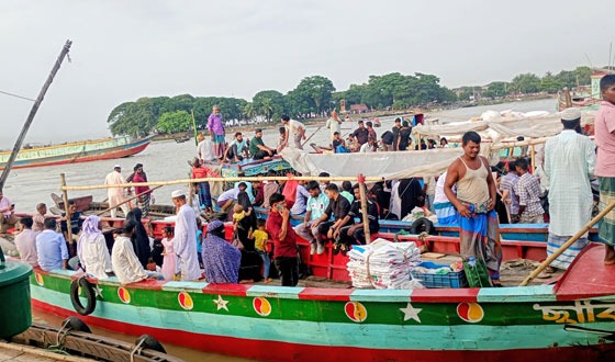 চাঁদপুর নদী বন্দরে ঝুঁকি নিয়ে ট্রলার যাত্রীদের চরাঞ্চলে যাতায়াত