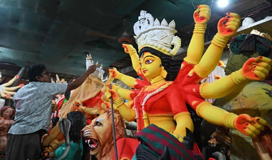 চট্টগ্রামে মন্দির-মণ্ডপ সাজছে প্রতিমায়