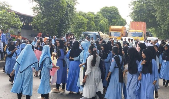 গজারিয়ায় সড়ক দুর্ঘটনায় স্কুল ছাত্রী নিহত, মিহাসড়ক অবরোধ