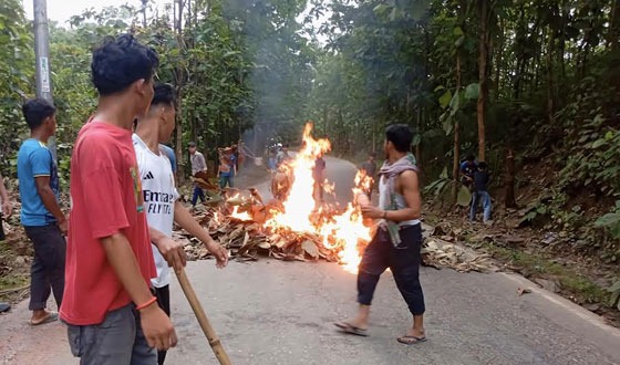 খাগড়াছড়িতে ২ দিনের সড়ক অবরোধ, সাজেকে হাজারো পর্যটক আটকা