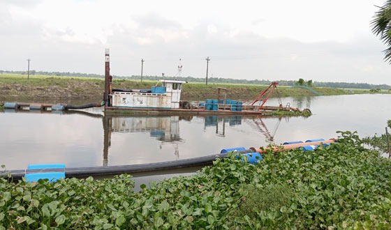 খননের নামে মাটি লুটের অভিযোগ, শঙ্কায় নদী পাড়ের শতশত বাড়ি