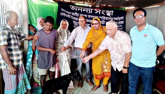 দিনাজপুরে প্রতিবন্ধীদের মাঝে ছাগল ও হুইল চেয়ার বিতরণ