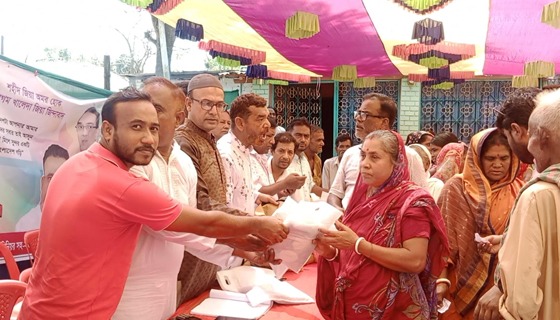 বাঘায় মন্ডবে মন্ডবে বিএনপি নেতার অনুদান প্রদান
