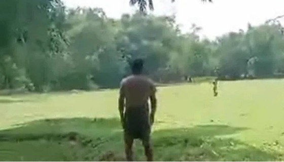 বাংলাদেশীকে মারধর করে গরু নিয়ে গেল বিএসএফ