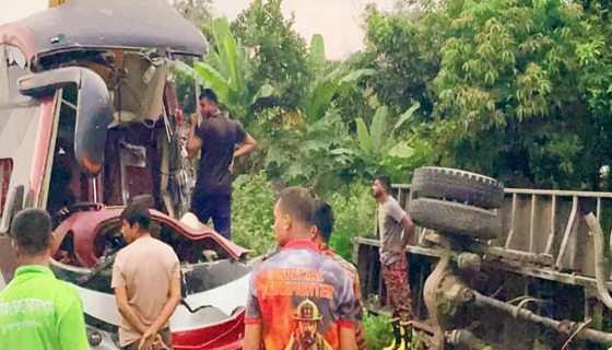 মীরসরাইয়ে কাভার্ডভ্যানে বাসের ধাক্কায় বাসের হেলপার নিহত
