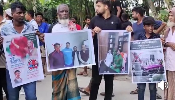 হাকিমপুরে চেয়ারম্যানের বিরুদ্ধে বিক্ষোভ মিছিল