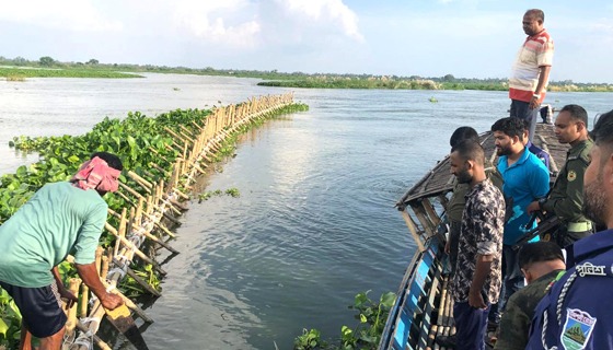 চাটমোহরে অবৈধ সোঁতিবাঁধ অপসারণ করলেন ইউএনও