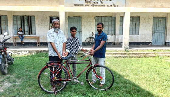 গোমস্তাপুরে উপহারের সাইকেল পেয়ে খুশি আরাফাত