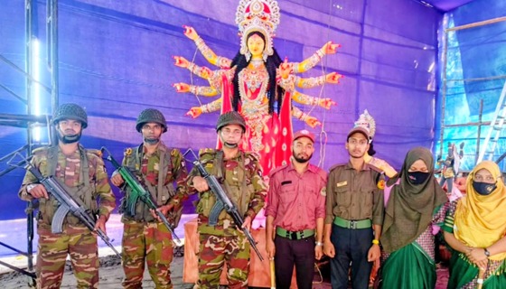 সেনাবাহিনীর বিভিন্ন পূজা মণ্ডপ পরিদর্শন
