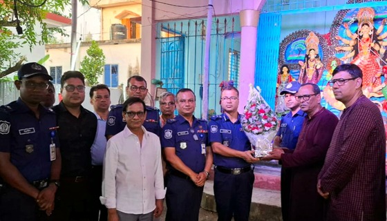 সিরাজদিখানে মন্দির পরিদর্শনে পুলিশের এডিশনাল ডিআইজি
