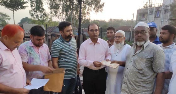 লৌহজংয়ে অগ্নিকাণ্ডে ক্ষতিগ্রস্থ ব্যাবসায়ীদের মাঝে আর্থিক সহায়তা প্রদান