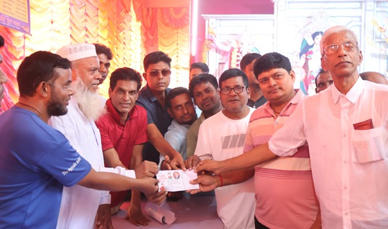 সিংড়ায় ৮৫ মন্দিরে বিএনপির শারদীয় শুভেচ্ছা বিতরণ