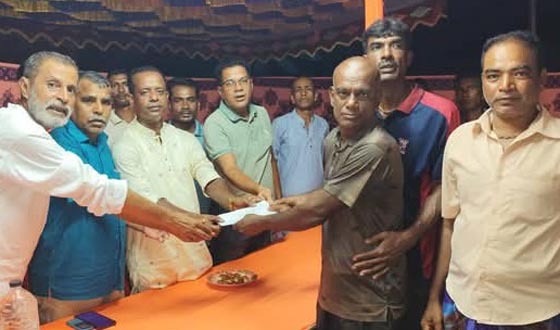 কয়রায় বিএনপি নেতা এম এ হাসানের বিভিন্ন পূজা মন্ডপ পরিদর্শন