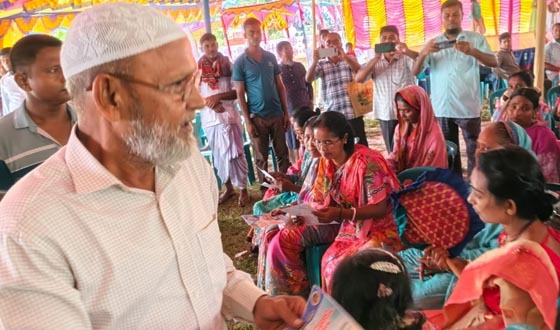 সাপাহারে বিএনপির মনোনয়ন প্রত্যাশী মোস্তাফিজুর রহমানের দুর্গাপূজা মন্ডপ পরিদর্শন