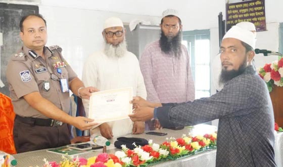 খুলনায় ইমামদের  রিফ্রেসার্স কোর্সের সনদ বিতরণ