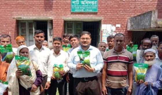 পলাশবাড়ীতে পাট বীজ বিতরণ