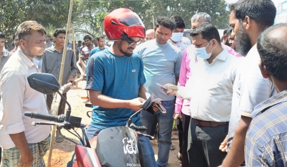প্রশাসনের নজরদারিতে বাগমারায় তেল বিক্রি, মোবাইল কোর্টে মামলা