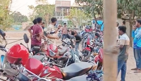 তানোরে তেল আসার খবরে পাম্পে যানবাহন চালকদের লম্বা লাইন