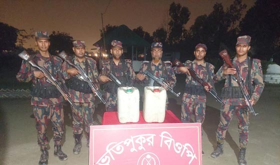 তেঁতুলিয়া সীমান্ত রেখা থেকে ২ জারিকেন ডিজেল উদ্ধার