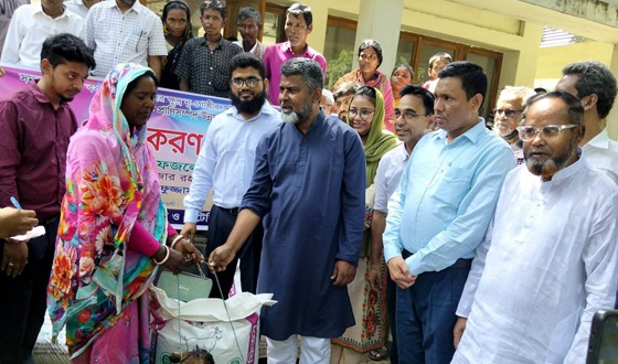 মহাদেবপুরে ক্ষুদ্র নৃ-গোষ্ঠী পরিবারে ছাগল বিতরণ