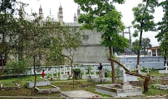 সৈয়দপুরে সম্প্রীতির প্রতীক মসজিদ ও খ্রীস্টান কবরস্থান