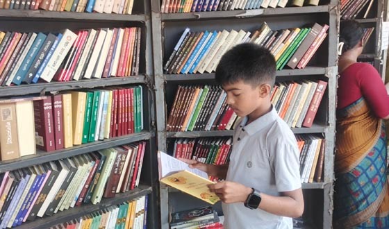 শেরপুরে ভ্রাম্যমাণ বইমেলা শুরু, পাঠক ও দর্শনার্থীদের ভিড়